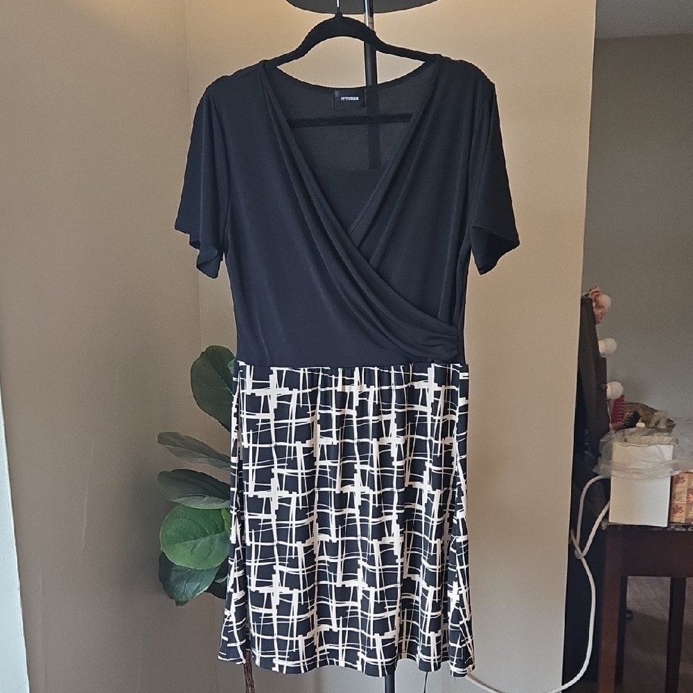 Elegant Black and White Midi Dress Short Sleeve Patterned Casual